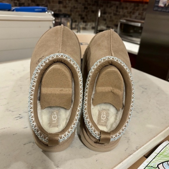 UGG Tazz Platform Slipper Big Kids Grade 6Y Sand 1143776K - Picture 8 of 10